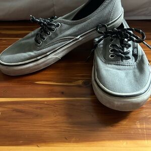 Vans off the wall gray shoes with black laces men’s size 8.5 women’s size 10